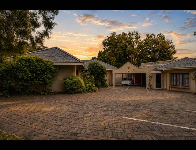 4 BEDROOM GUEST HOUSE FOR SALE IN NORTHCLIFF